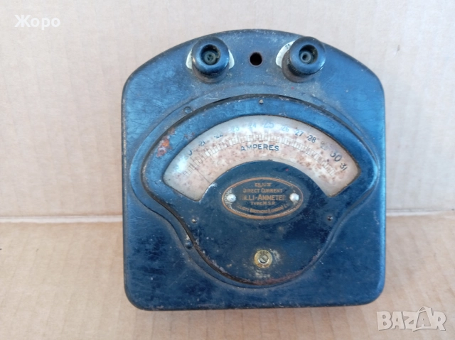 старинен примитивен уред и емайлирана ретро лампа