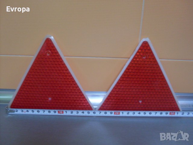 Светлоотразителен триъгълник- 2бр., снимка 1 - Аксесоари и консумативи - 41779328