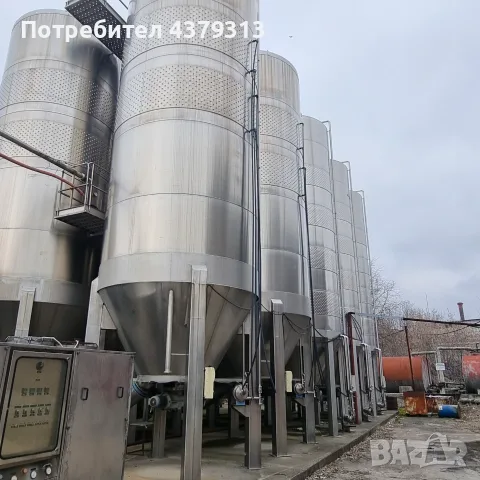 Вертикален ферментатор за червено вино от неръждаема стомана – 65 000 литра.