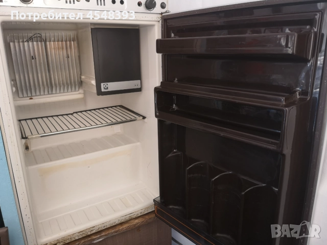 Продавам хладилник на12v, 220v и на газ. Размери:шир. 55см.,вис.-84см.,дълб.-55см.