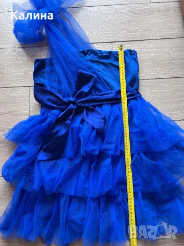 ЧИСТО НОВА Тъмно синя рокля с едно рамо от тюл, снимка 2 - Рокли - 50486336