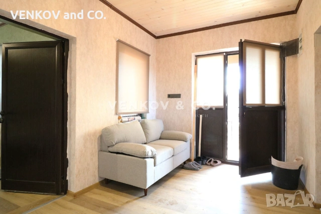 НА МЕТРИ ОТ СПИРКА, ПЛОЩАД И УЧИЛИЩЕ!! АСФАЛТОВ ПЪТ!! ГОТОВА ДО КЛЮЧ С ЧИСТО НОВ ПОКРИВ!! РАВЕН ДВОР, снимка 11 - Къщи - 53247317