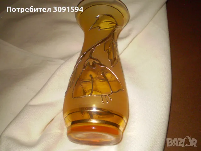 Винтидж ваза за цветя Матирано стъкло с ръчно рисувани златни цветя., снимка 2 - Вази - 48518370