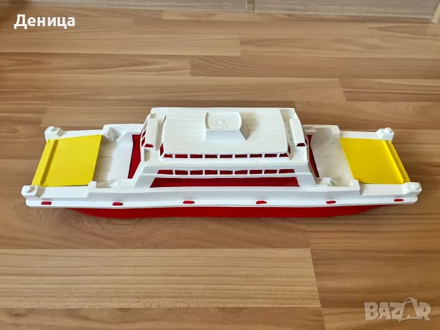 Пластмасов ферибот от Гърция