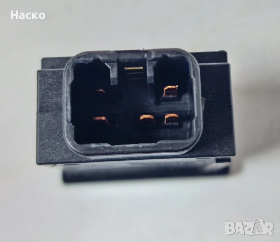 Копче Бутон Подгрев Предно Стъкло Toyota Avensis T25 Тойота Авенсис 2003г-2008г, снимка 2 - Части - 52950308