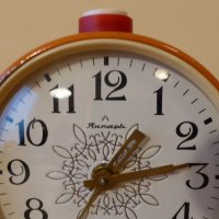 Будилник часовник Янтар, снимка 2 - Антикварни и старинни предмети - 44265105
