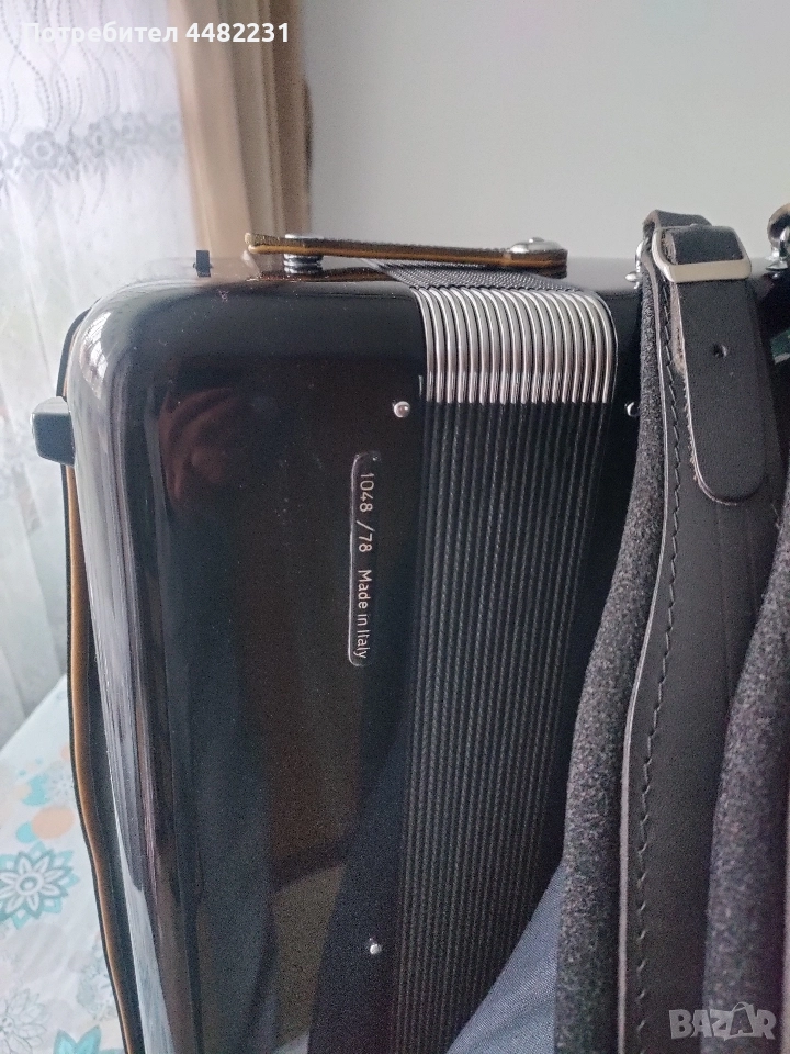 Продавам едно ново Италиянско Бижу за ценители акордеон Скандал 120баса черен с куфар , снимка 1