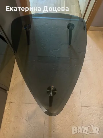 Стъклена маса с дървени крачета