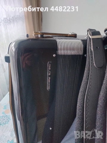 Продавам едно ново Италиянско Бижу за ценители акордеон Скандал 120баса черен с куфар 