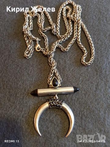 Красиво колие с висулка във формата на полумесец инкрустирана с черен Сапфир Арт бижу 26139