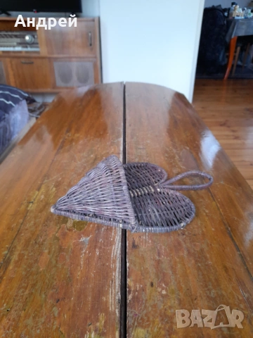 Стар плетен несесер за стена