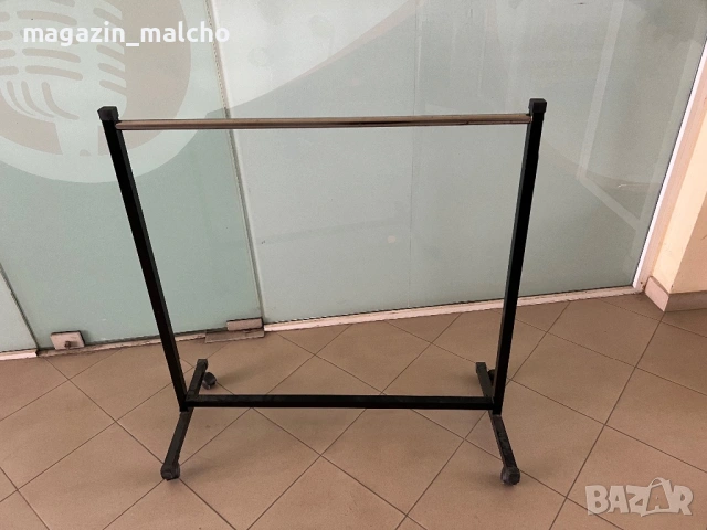 Метална закачалка за дрехи