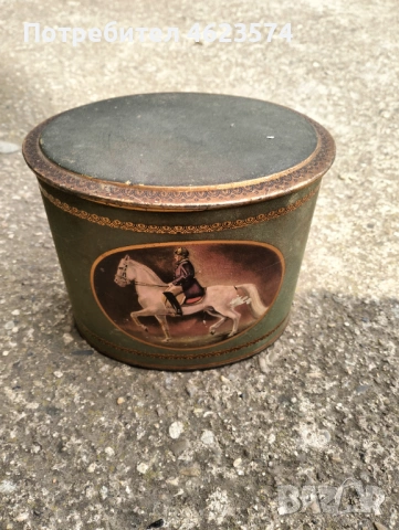 Стара метална кутия за кафе