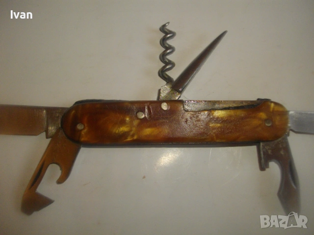 Българска Соц ножка джобно ножче туристическо с дръжка от каталин Завод П.Денев - Габрово , снимка 2 - Антикварни и старинни предмети - 53420161