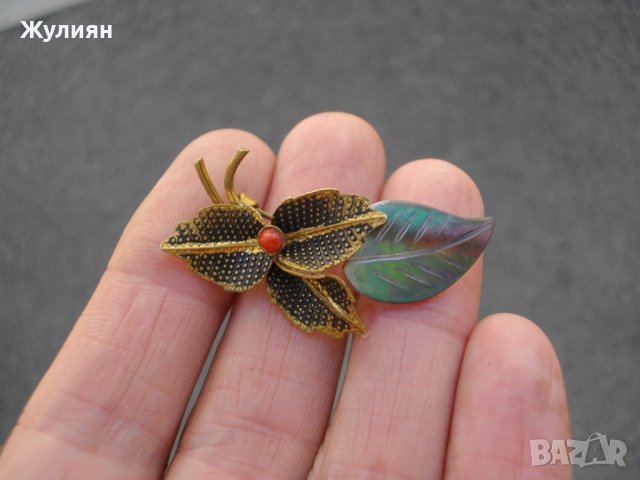 СТАРА ПОЗЛАТЕНА БРОШКА СЪС СЕДЕФ