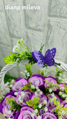  Кошничка с 11 рози от креп хартия!!, снимка 6 - Декорация за дома - 52924971