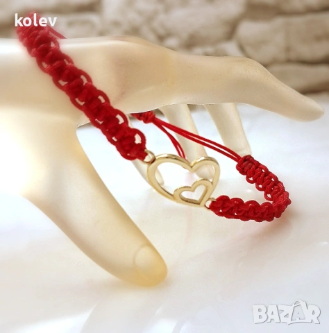Гривна червен конец с две златни сърца, едно в друго, за споделена обич, снимка 3 - Гривни - 53415893