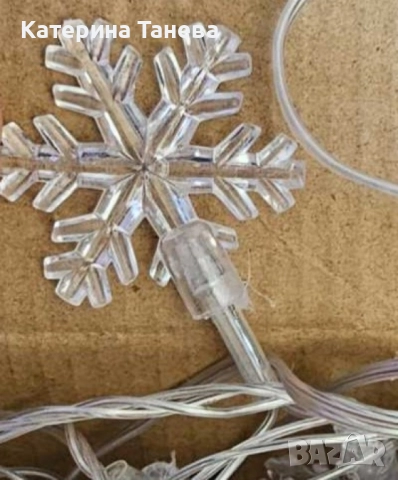 Многоцветни коледни LED лампички със снежинки с щепсел - Многоцветни, дължина - 5м ,28бр лампички., снимка 4 - Други - 51890360