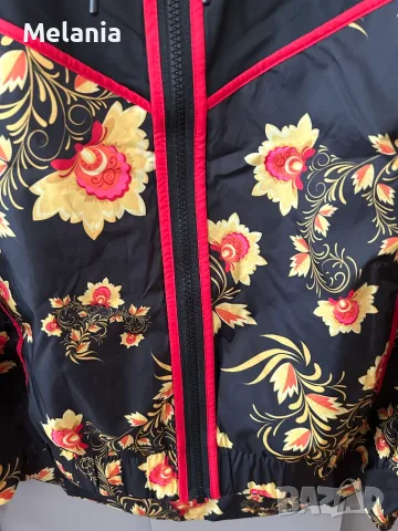 Дамско спортно яке ветровка Nike Sportswear Windrunner Floral, р. S, снимка 2 - Якета - 56049197
