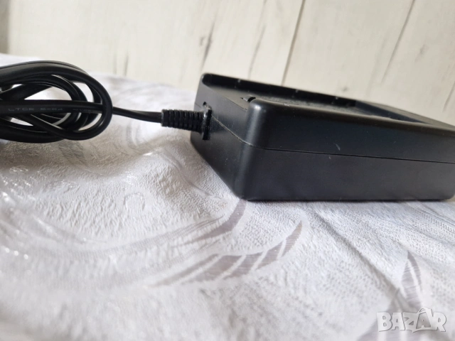 оригинално зарядно устройство (АС адаптер) за фотоапарат Hitachi , снимка 5 - Фотоапарати - 53689735