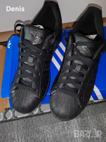 Маратонки Adidas.