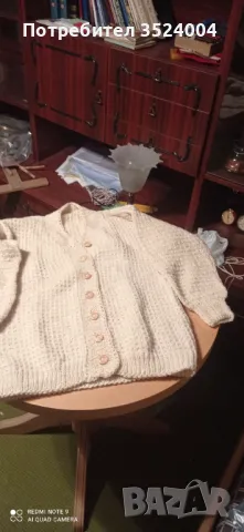 Продавам чисто нова плетена жилетка .Ръчно Плетево, снимка 3 - Жилетки - 48362144
