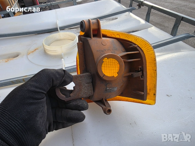 Десен мигач за Форд ескорт , снимка 2 - Части - 52619629