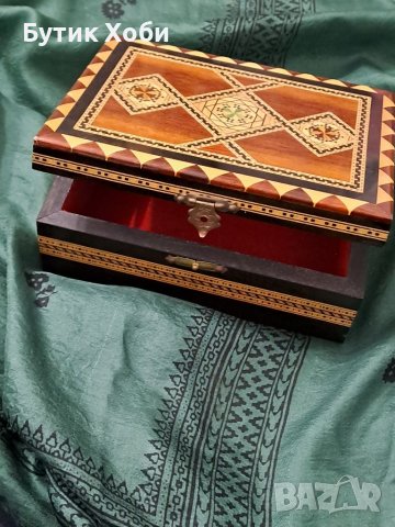 Сирийска дървена кутия с инкрустации, снимка 2 - Антикварни и старинни предмети - 39354593