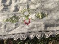 Продавам покривка с бродерия и дантела от стар чеиз, снимка 3
