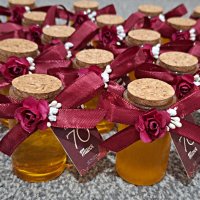 Шишенца с коркова тапа напълнени с мед и декорирани с сатенена лента и цветя, снимка 3 - Подаръци за рожден ден - 42437641