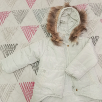 Бяло зимно яке размер 110 със сваляща качулка , снимка 4 - Детски якета и елеци - 44715671