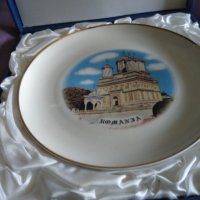 Чиния за стена Румъния в подаръчна кутия-Arpo Curtea de Arges fine porcelain 20см фи, снимка 1 - Декорация за дома - 34373714