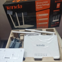 Рутер Tenda F3 в комплект с кутия и зарядно, снимка 2 - Рутери - 36090982
