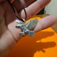 Муска, амулет,  сребърен медальон с орел  и вързанка е символ на властта и устремения дух и носи усп, снимка 3 - Колиета, медальони, синджири - 41795435