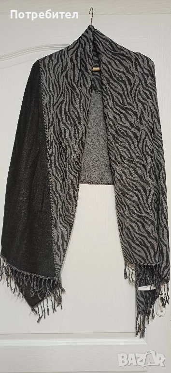 Предлагам два броя дамски шала, снимка 1
