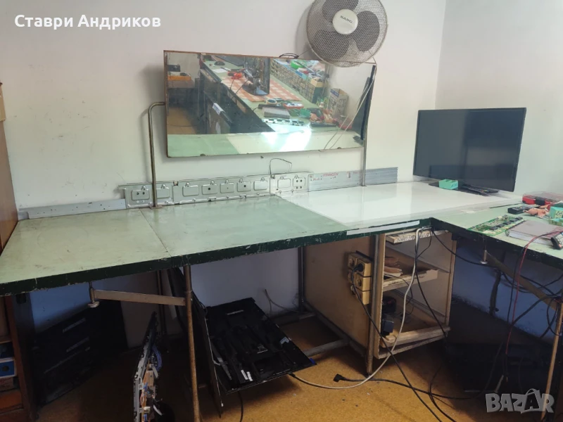 Работна маса от телевизионен сервиз, снимка 1