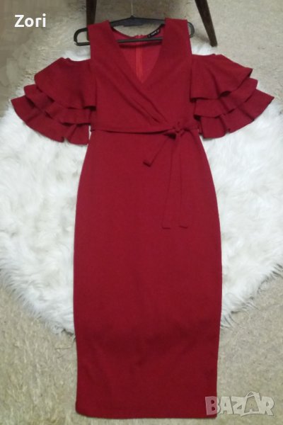 СТИЛНА и ЕЛЕГАНТНА червена рокля по тялото с отворени рамене и къдрички около тях, снимка 1