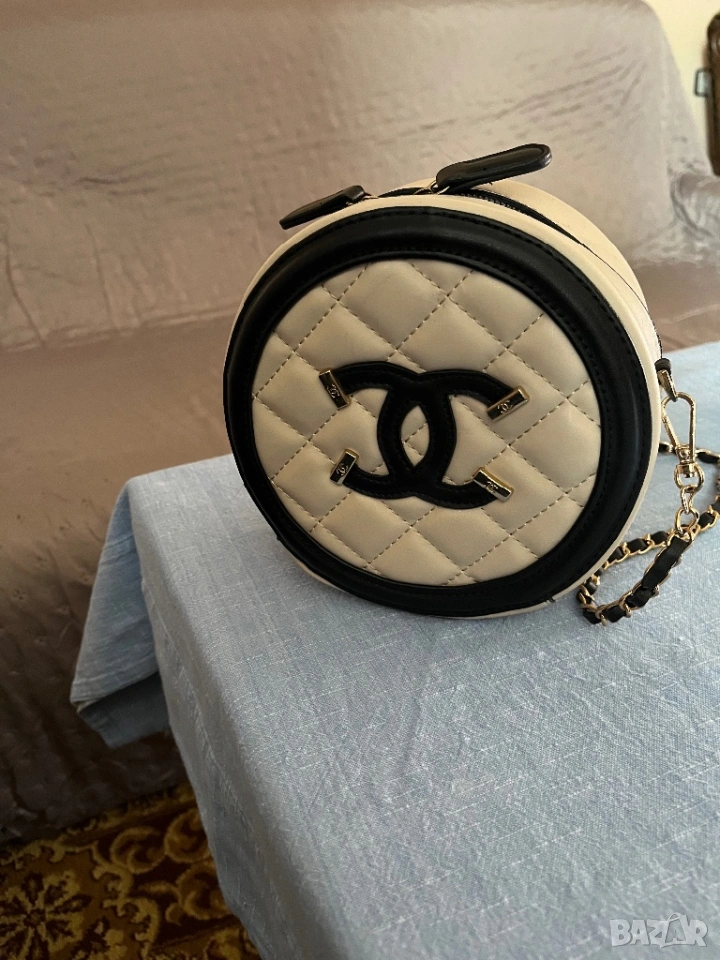 Chanel кръгла чантичка, снимка 1