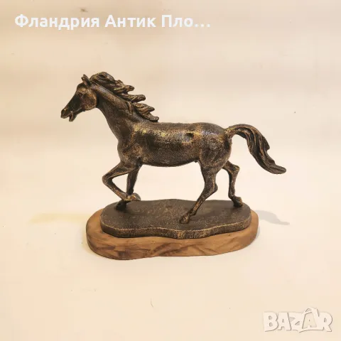Чугунена статуетка „Галопиращ кон“