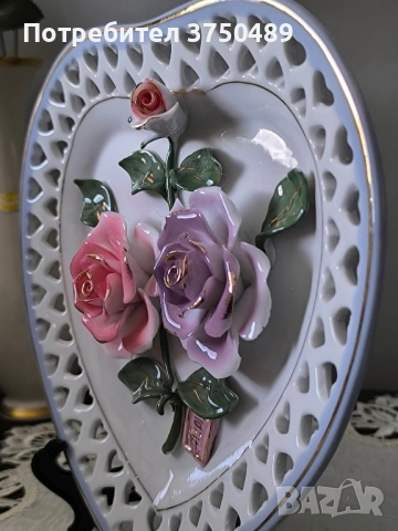 Красива декоративна чиния с релефни рози в розов и лилав нюанс и ажурен бордюр - Цена 30 лв/15,33€, снимка 2 - Други - 52273532