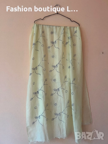 Бледо жълт шал с бродирани нежни сини цветя 35% памук 💛🩵💛🩵💛