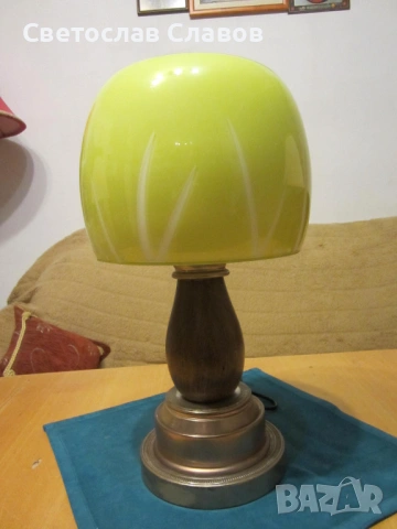 Дизайнерска настолна лампа със зелен стъклен абажур , снимка 2 - Настолни лампи - 49012478