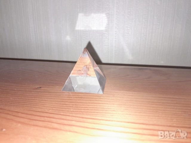 нова стъклена пирамида зодия Водолей