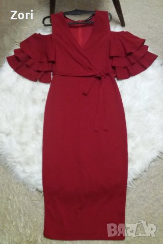 СТИЛНА и ЕЛЕГАНТНА червена рокля по тялото с отворени рамене и къдрички около тях