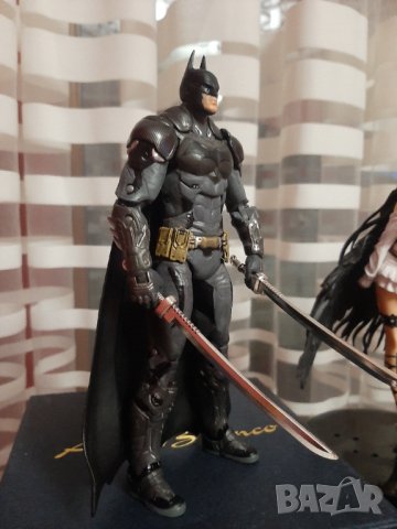 Екшън фигура на Батман(Batman) с две метални катани