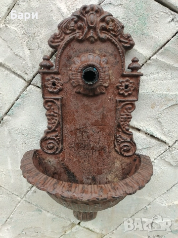 Стара стенна малка мивка