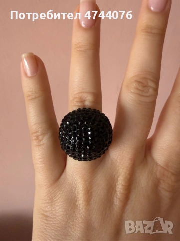 Пръстен с черни камъчета