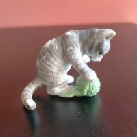 Колекционерска фигурка Schleich cats with wool ball  2003 14456, снимка 5 - Колекции - 41574970