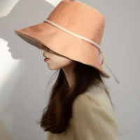 Красива дамска шапка с панделка в модерни нежни цветове, снимка 3 - Шапки - 44750347