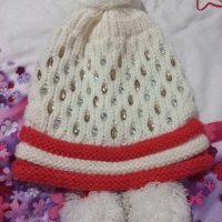 Плетена зимна шапка в бяло и розово с камъни. Нова., снимка 1 - Шапки - 44368772